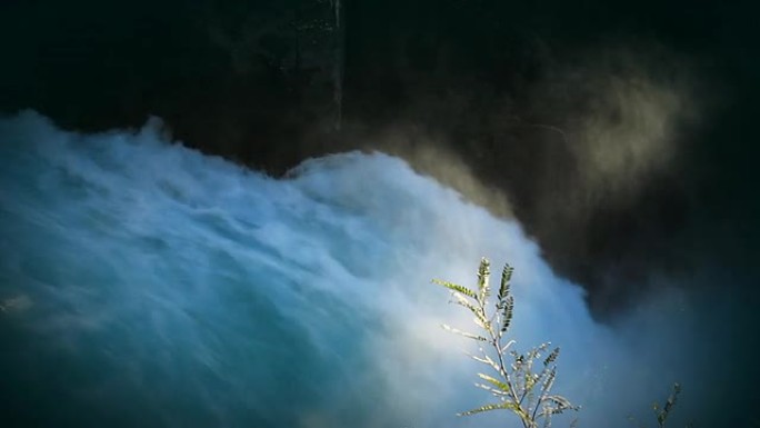 新西兰: 胡卡瀑布。壮观的水色瀑布。特写。
