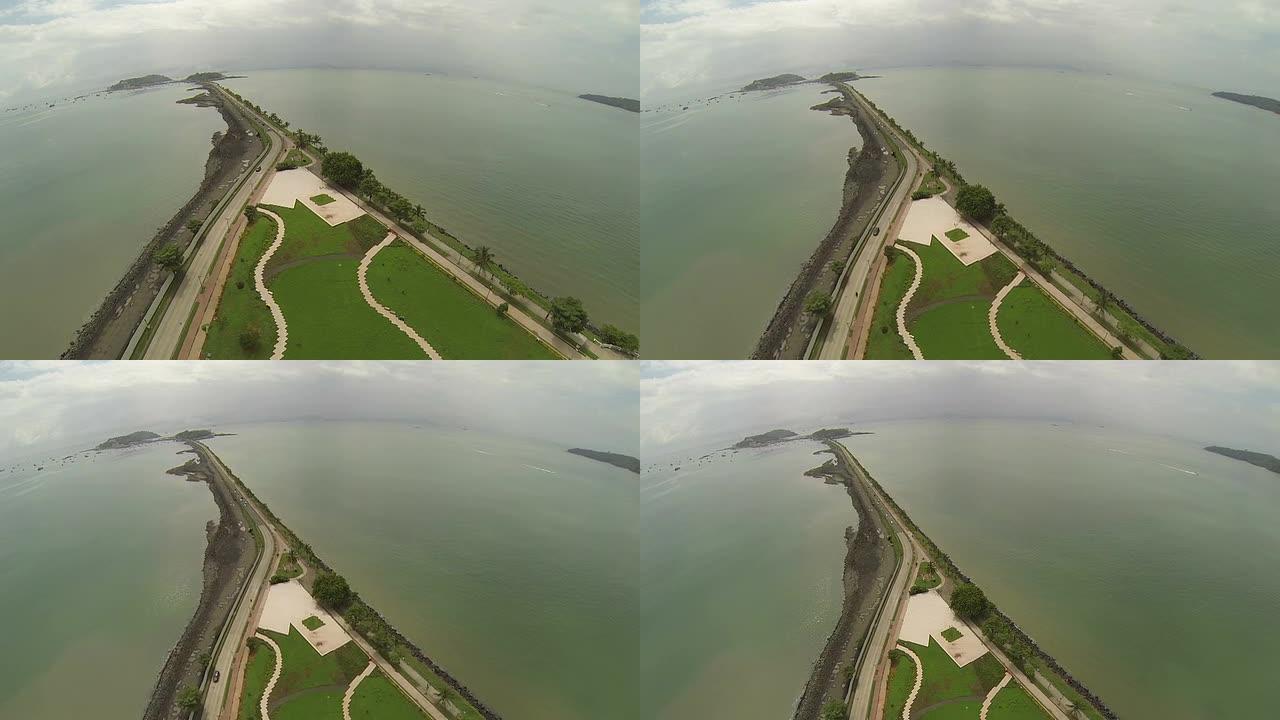 中美洲巴拿马巴拿马运河太平洋入口Amador Causeway的鸟瞰图。一条单车道的道路沿着堤道延伸