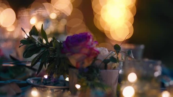 用玫瑰花装饰的浪漫餐桌，晚上用蜡烛灯庆祝情人节概念4k