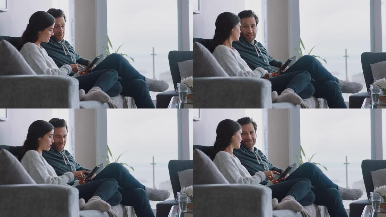幸福的夫妇在家放松，一起使用智能手机在线购物，享受在沙发上浏览互联网放松