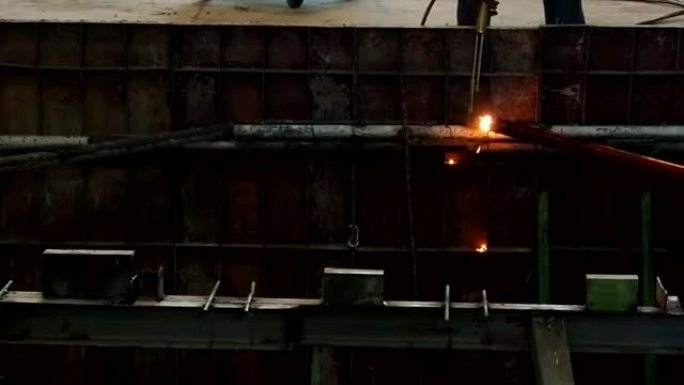 工业工人使用金属火炬切割钢材