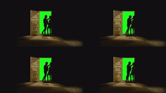 4k侧视图，夫妇站在对面，在敞开的门前互相注视，后面是黑暗。一对夫妇的镜头站在靠近门的地板上，绿屏。