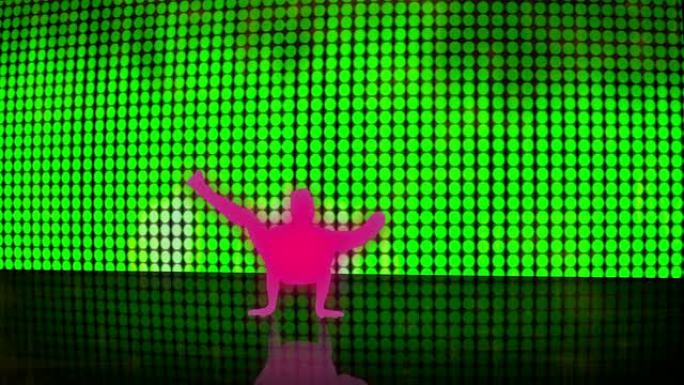 粉红色的霹雳舞者在绿色背景上炫耀一些动作