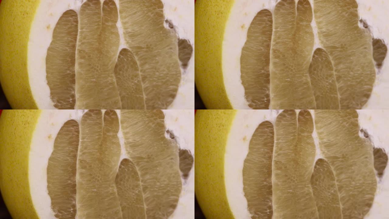 成熟的黄柚切成小块特写