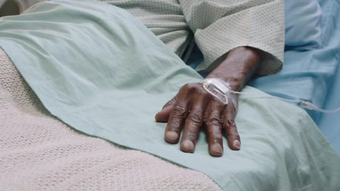 病床上老人移动手指从昏迷中醒来老年患者静脉滴注在手接受治疗现代医疗保健