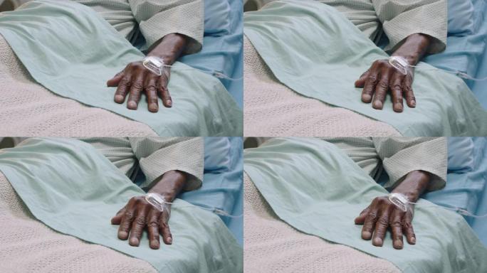 病床上老人移动手指从昏迷中醒来老年患者静脉滴注在手接受治疗现代医疗保健