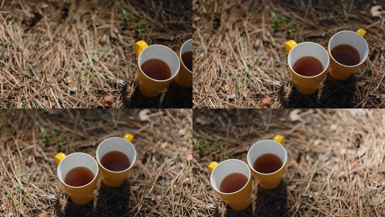 户外两杯黄色茶