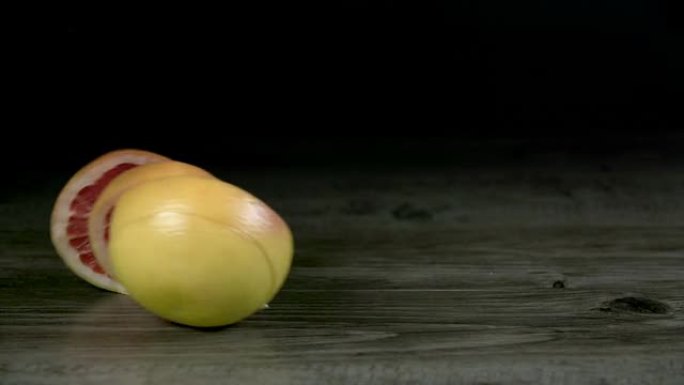 高清慢速: 切成薄片的葡萄柚卷入屏幕并分崩离析
