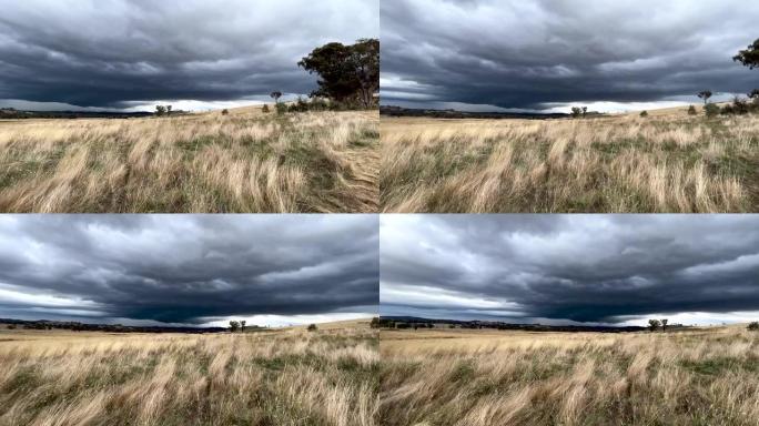 暴风雨带着雷声、闪电和乌云逼近农田的可怕风暴