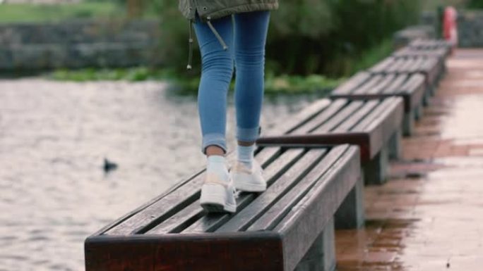特写女人腿在公园散步跳上长凳享受户外嬉戏乐趣快乐少女穿着白鞋