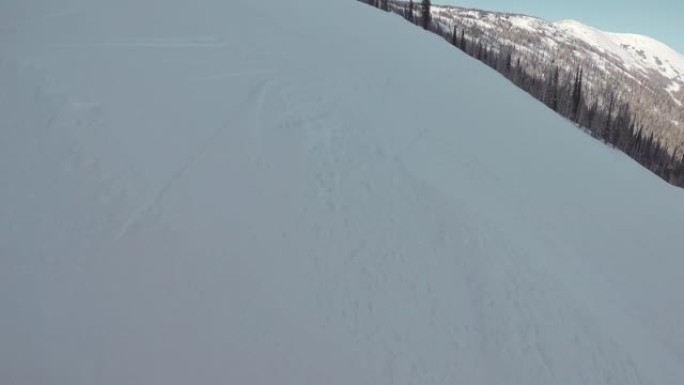 在冬季雪坡上滑雪或滑雪。滑雪胜地，冬季运动。