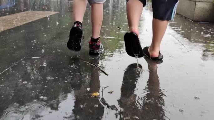 实拍冒雨行走雨走路双脚行走在雨中双路特写