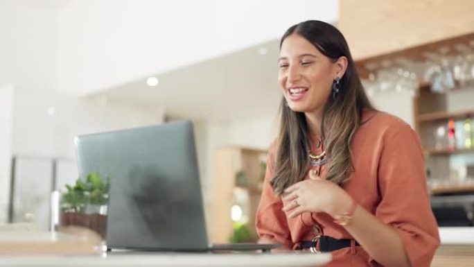 商务女性，在咖啡馆挥手或笔记本电脑视频通话，以进行自由职业培训，工作面试或启动演示。微笑，快乐或会说