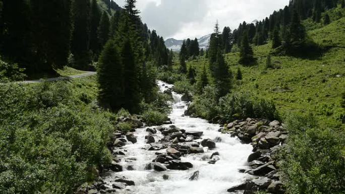 齐勒塔尔阿尔卑斯山的溪流水和景观