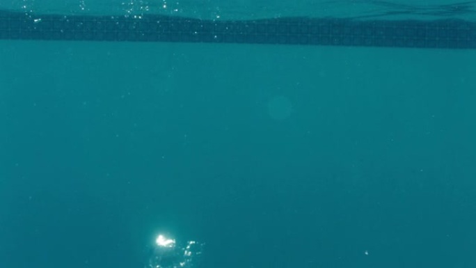 游泳池水下水晶水复制空间4k镜头中的气泡视图