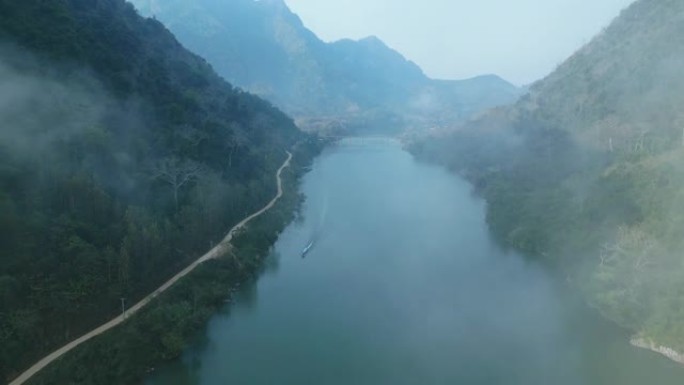 雾中日出时湄公河宁静景象的鸟瞰图