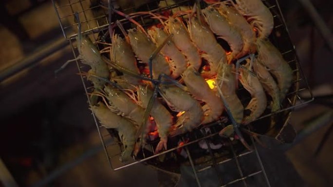 烤虾。烤架虾酱烤肉海鲜菜肴吃饭视频素材