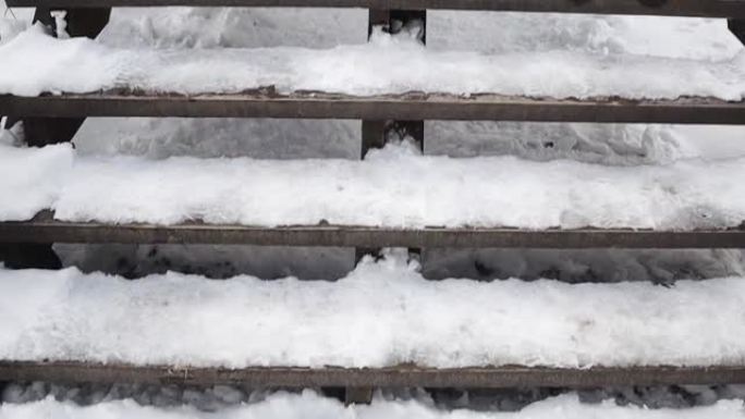 冬天被雪覆盖的木制楼梯