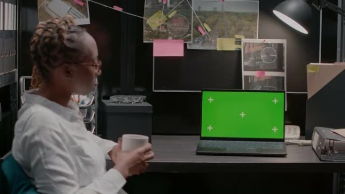 非裔美国特工在笔记本电脑上使用绿屏