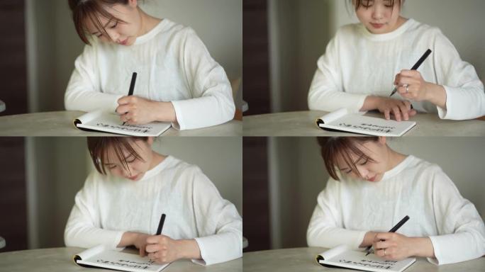 一个女人用毛笔写字