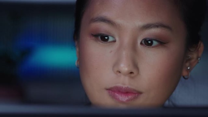 特写肖像美丽的亚洲女商人工作到很晚使用平板电脑浏览头脑风暴查看屏幕上的信息