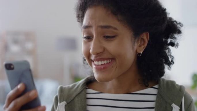 快乐混血女人用智能手机视频聊天婴儿微笑着享受在家4k手机聊天