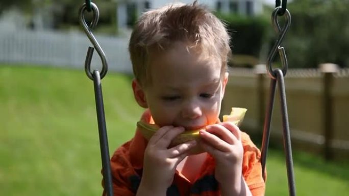男孩吃瓜