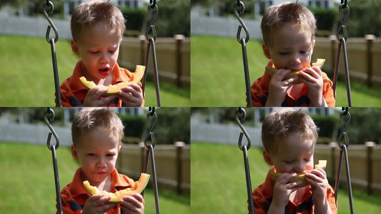 男孩吃瓜