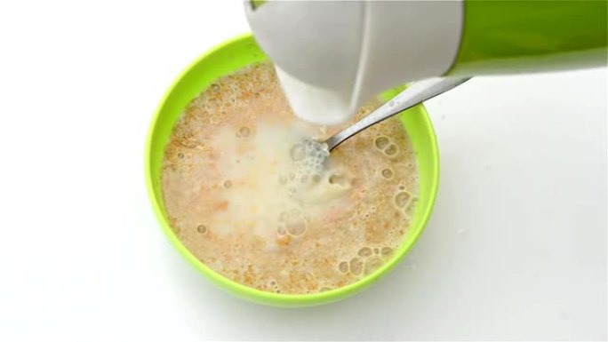 准备速溶燕麦片，倒水，用勺子搅拌