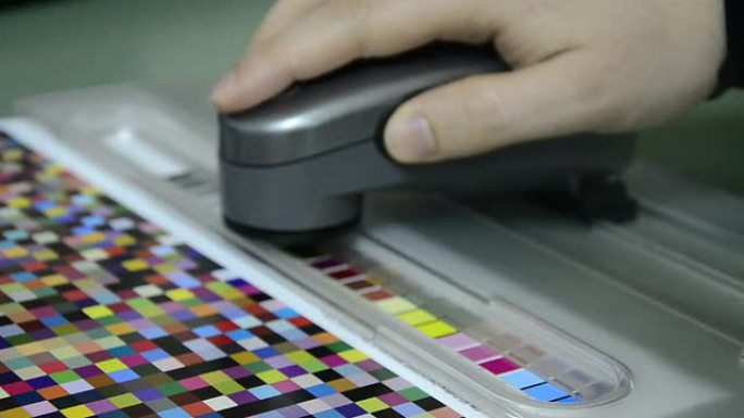 印刷机车间，分光光度计测量印前色块
