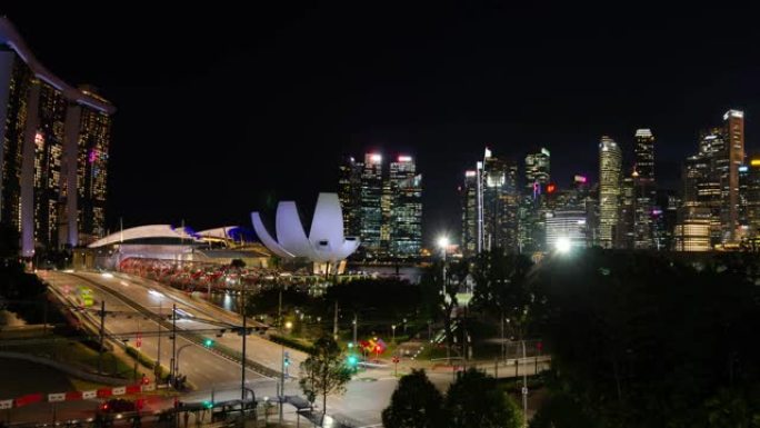 延时景观新加坡市中心金融区的大城市景观，有许多高层办公摩天大楼，日落时间高速公路上有一些交通