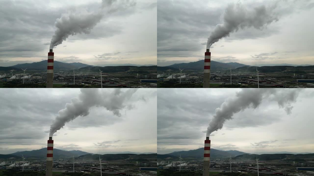 带有红色和白色大管的工业区从工厂管道中倒出浓浓的白烟，与阳光相反。环境污染: 有烟雾的管道。无缝电影