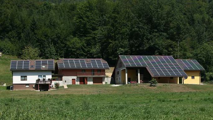 高清特写: 带太阳能模块的村庄