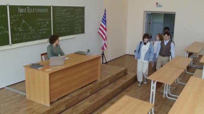 大学生走进教室外国人国外教室视频素材