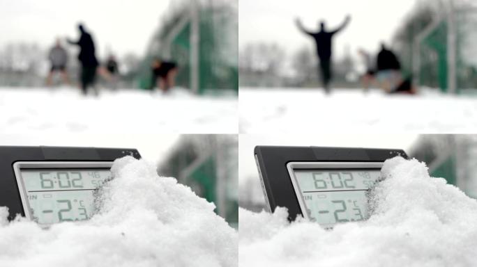确定的足球运动员冬季时间滑块多莉温度计在前景
