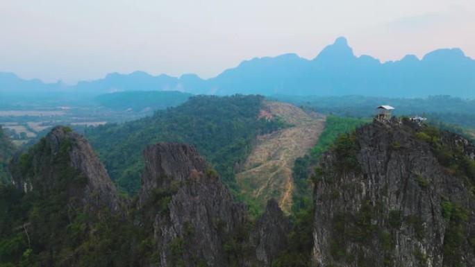 喀斯特山和山谷的鸟瞰图