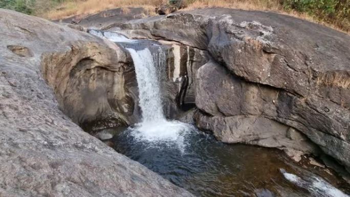 印度喀拉拉邦卡利卡特卡达姆波伊尔科泽帕拉瀑布的美丽景色。