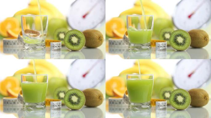 将猕猴桃汁倒入玻璃中，水果计量表减肥食品