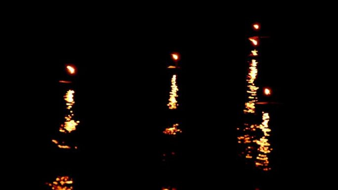 晚火花生日蜡烛挥舞，海洋水面反射