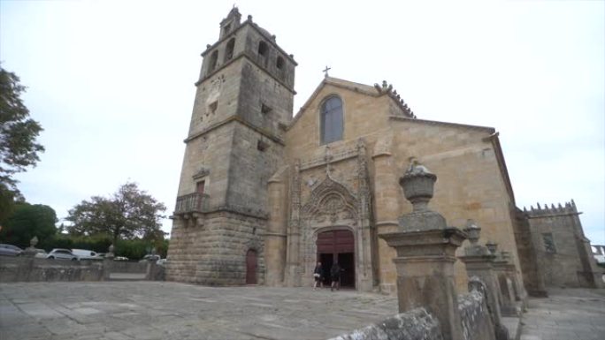 朝圣者走进4k葡萄牙教堂的特写镜头
