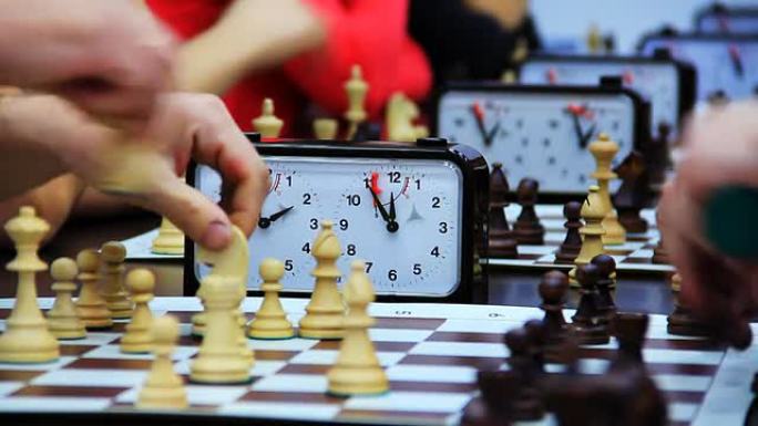 带时钟的国际象棋比赛的特写。时间流逝