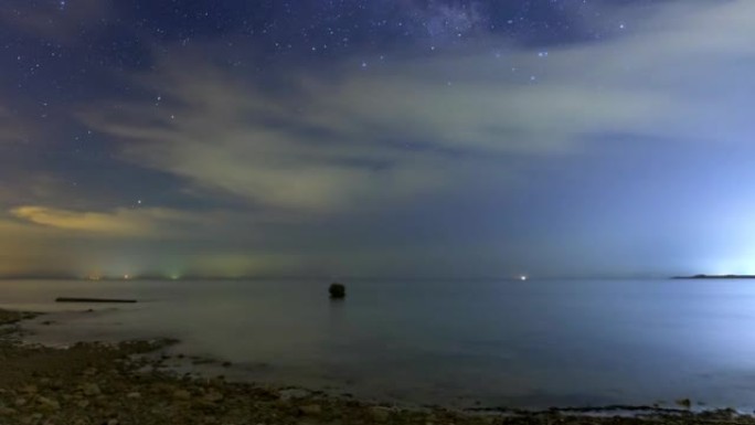 4k时间流逝水海潮水位上升夜间美丽云星银河在海边