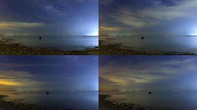 4k时间流逝水海潮水位上升夜间美丽云星银河在海边