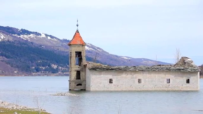 马其顿马夫罗沃地区的教堂被洪水淹没