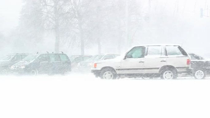 在暴风雪中，晚上在乡间小路上繁忙的交通