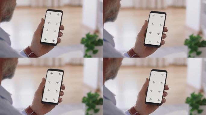 特写成熟男人用智能手机看绿屏看色键享受手机在线娱乐