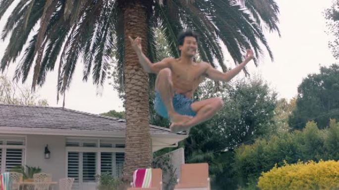 有趣的亚洲男子跳进游泳池，在水下飞溅，在温暖的夏日玩得开心，嬉戏地享受游泳4k