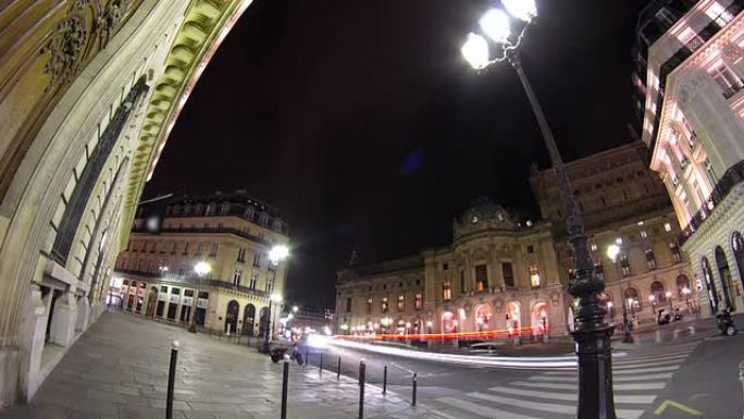 夜间巴黎国家歌剧院附近的街道交通。法国巴黎大歌剧院时光流逝