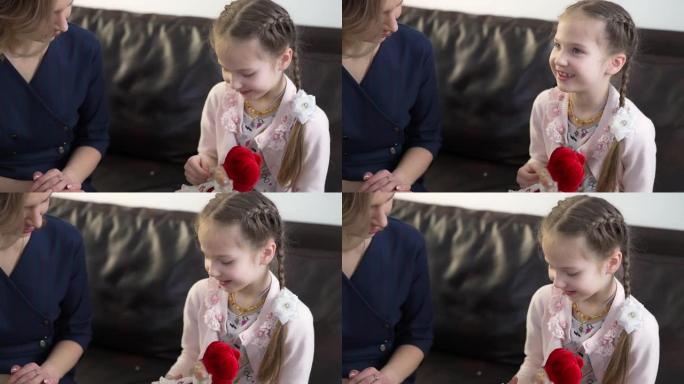 一位女心理学家在玩洋娃娃时与孩子交流。