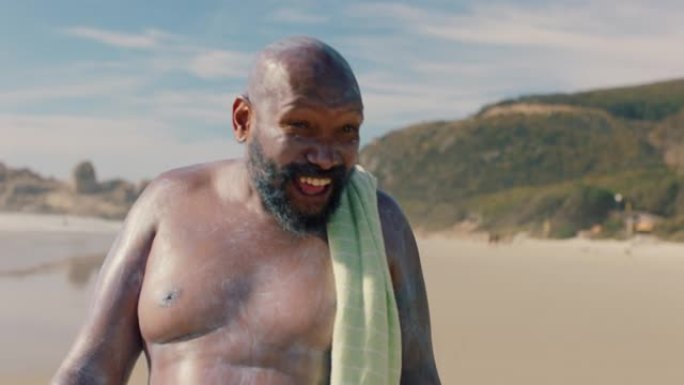 海滩上穿着防晒霜的有趣超重男子感到自信享受夏日，身上有4k防晒霜